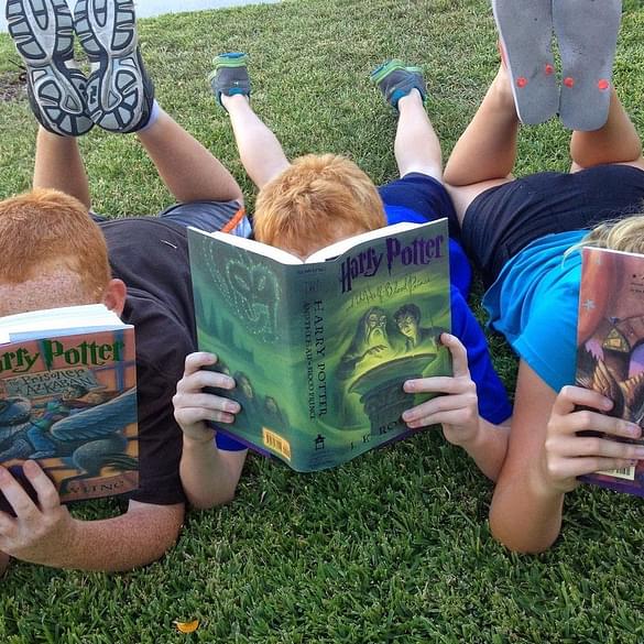  kids reading 