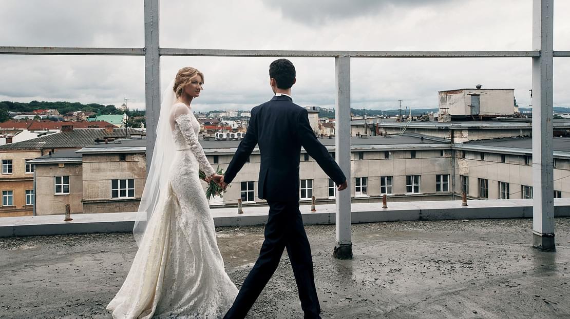  Married couple walking along a rooftop 
